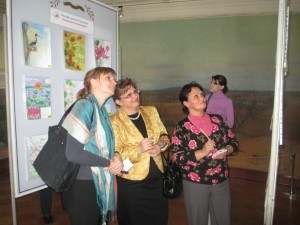 Преподаватели голосуют на выставке рисунков