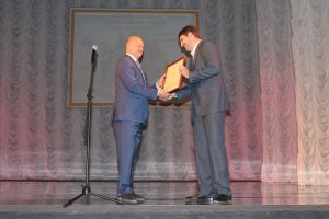 Директор заповедника Николай Цымлянский получает награду от администрации города