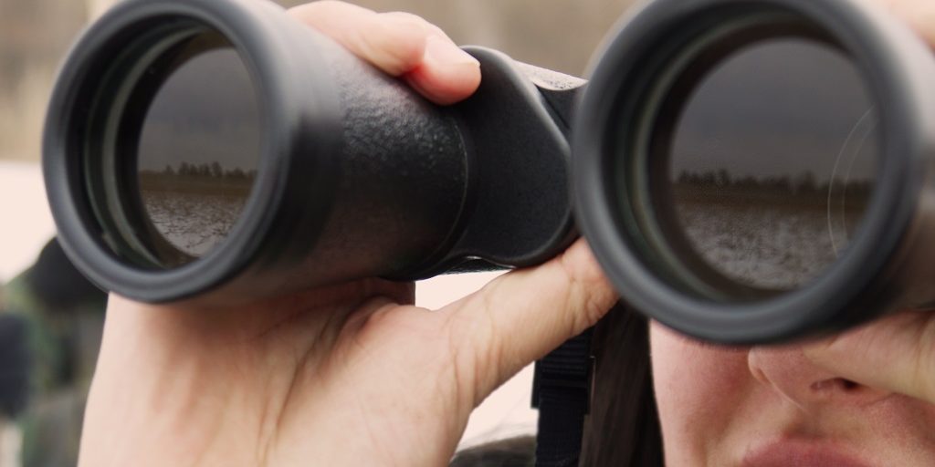 Наташа с биноклем