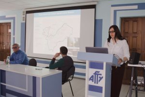 Наталья Мещерекова читает лекцию о птицах заповедника
