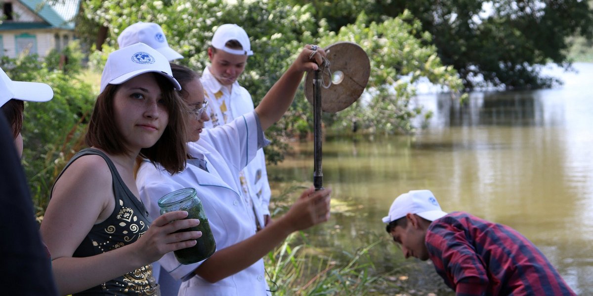 отбор проб зоопланктона, заповедная школа Отбор зоопланктона со студентами