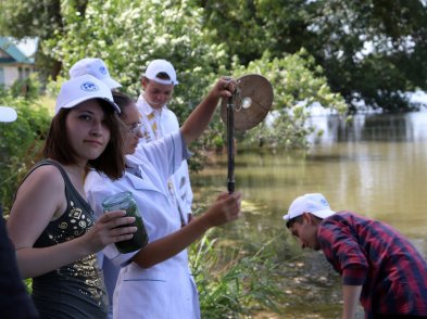 Отбор зоопланктона со студентами