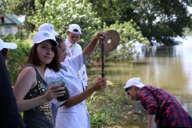 отбор проб зоопланктона, заповедная школа Отбор зоопланктона со студентами