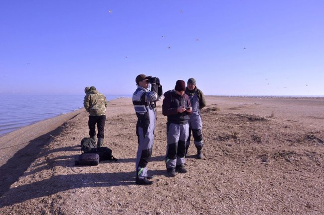 Только оперативная группа может доставить научных сотрудников заповедника на остров Малый Жемчужный. Командир экипажа Дюков Константин Анатольевич первый справа. Фото Максима Перковского