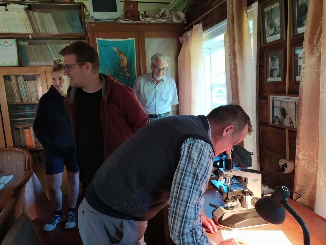 На фото за микроскопом Баянов Н.Г. зам директора по научной работе Керженского заповедника, Жихарев Вячеслав и Коровчинский Н.М.