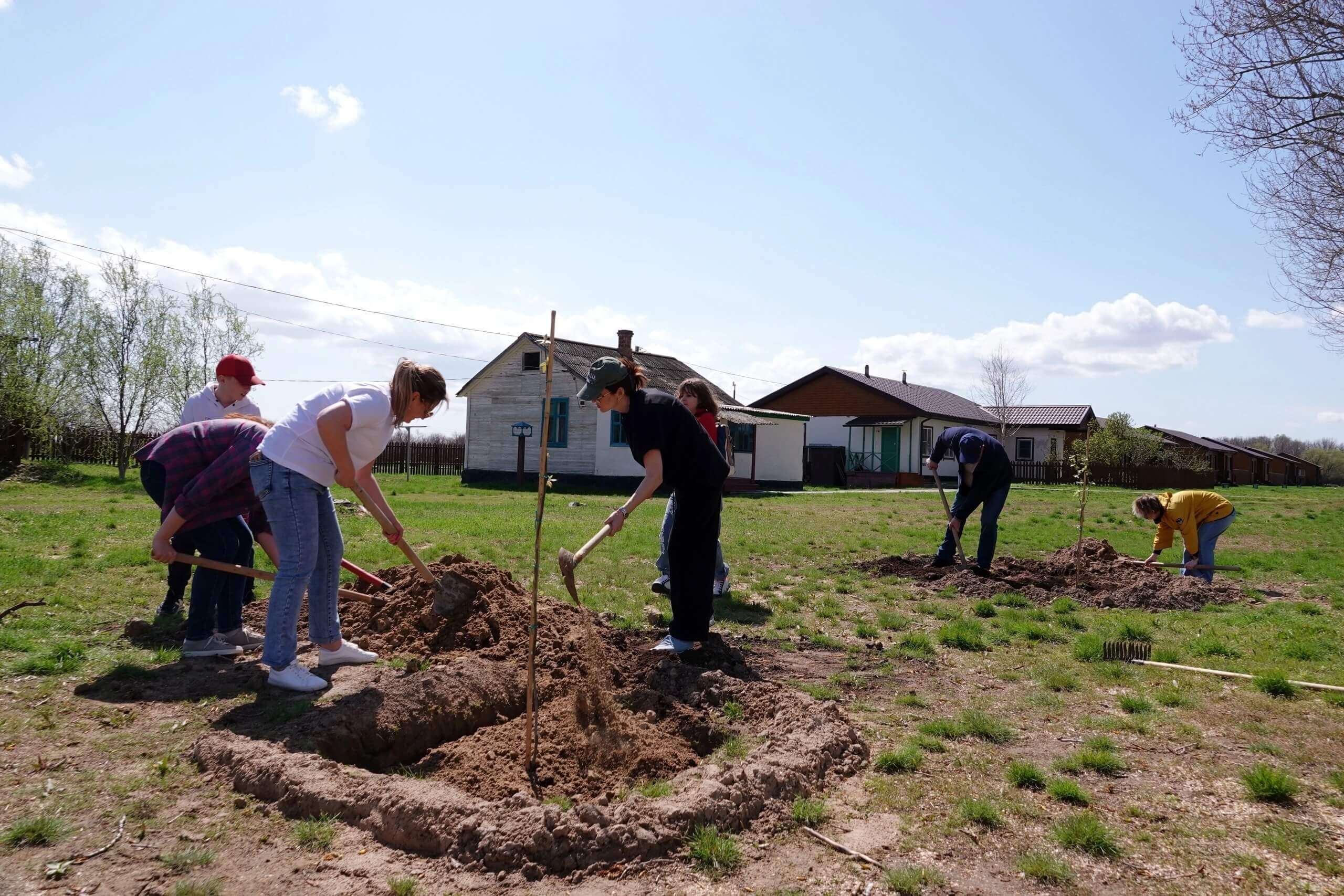 Сотрудники компании «Каспийской трубопроводный консорциум – Р» заложили новую часть тополевой аллеи на Центральном кордоне Дамчикского участка Астраханского заповедника